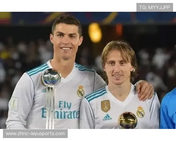 C罗赠球迷签名球引发热烈反响，c罗的签字